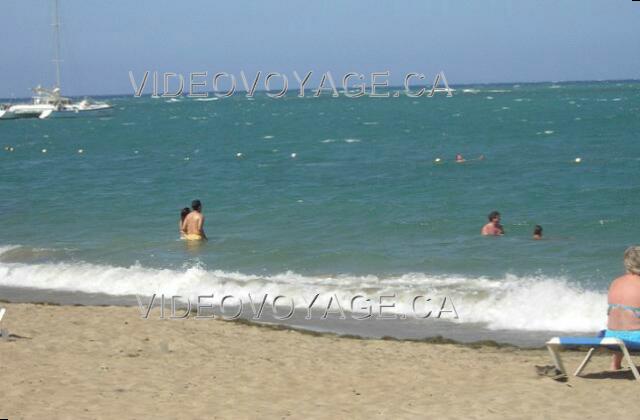 Republique Dominicaine Puerto Plata Blue Bay Gateway Villa Doradas Las olas no son muy grandes. Un arrecife de coral disminuye la fuerza de las olas. El arrecife de coral no está muy lejos de la playa. Podemos percibir aquí los méritos de las olas blancas en la parte inferior.