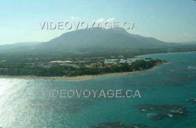 Republique Dominicaine Puerto Plata Blue Bay Gateway Villa Doradas Cette photographie aérienne montre  Playa Dorada en entier. La zone baignable est délimité par des flotteurs. Cette zone ne s'éloigne pas plus de 50 mètres du bord.