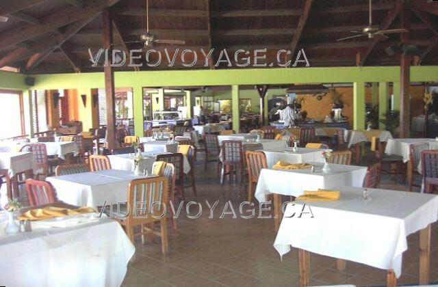 Republique Dominicaine Puerto Plata Blue Bay Gateway Villa Doradas Le restaurant buffet est assez vaste pour la  dimension de l'hôtel. Près de la piscine, les  tables sur la droite sont près de l'animation.