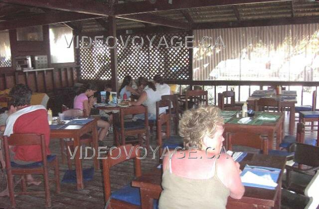 Republique Dominicaine Puerto Plata Blue Bay Gateway Villa Doradas El restaurante en la playa en un día caluroso.