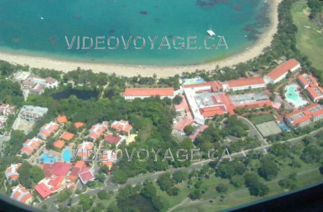 Republique Dominicaine Puerto Plata Blue Bay Gateway Villa Doradas Vista aérea de Villas Doradas. El hotel Villas Doradas se queda con dos piscinas en el centro. Los edificios naranja y rojo son Villas Doradas. También podemos ver la laguna.