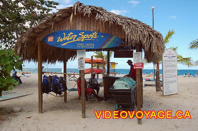 Republique Dominicaine Puerto Plata Viva Playa Dorada Le centre nautique et le service de serviette de plage.