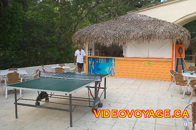 Republique Dominicaine Puerto Plata Viva Playa Dorada Une table de ping pong près de la piscine.