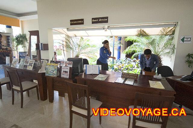 Republique Dominicaine Puerto Plata Viva Playa Dorada Le service à la clientèle et le bureau de tourisme pour réserver des excursions sont situé dans le Lobby.