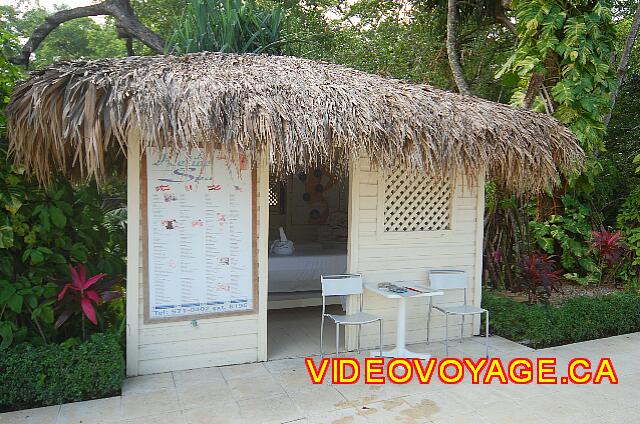 Republique Dominicaine Puerto Plata Viva Playa Dorada Una pequeña cabina para masajes en la piscina.