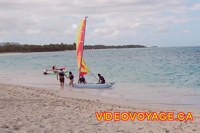 Republique Dominicaine Puerto Plata Viva Playa Dorada Un catamarán pasa ...