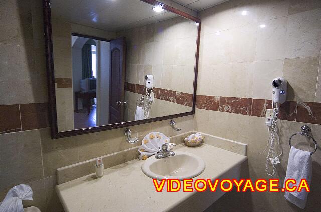 Republique Dominicaine Puerto Plata Viva Playa Dorada Quite a counter for a couple, a large mirror, ...