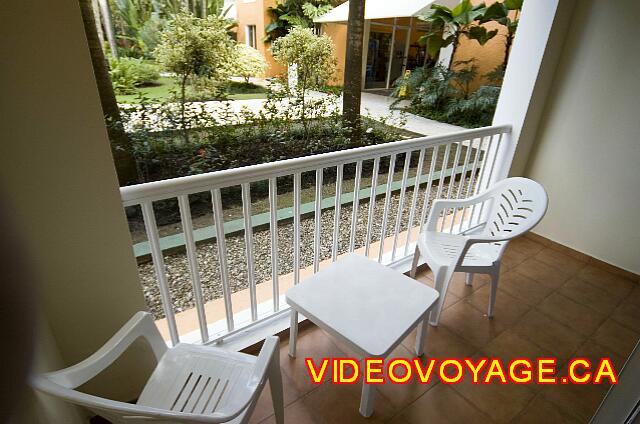 Republique Dominicaine Puerto Plata Viva Playa Dorada The balcony with two chairs and a small table.