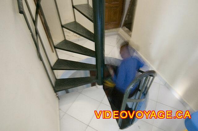 Republique Dominicaine Puerto Plata Viva Playa Dorada L'aile des chambres standard ont un escalier en calimacon avec un espace étroit pour passer.