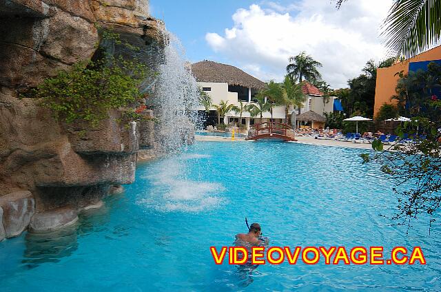 Republique Dominicaine Puerto Plata Viva Playa Dorada Un amateur d'apnée près de la chute d'eau.