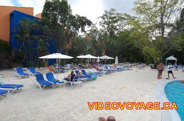 Republique Dominicaine Puerto Plata Viva Playa Dorada La terrasse de la piscine, avec plusieurs chaises longues et quelques parasols légers.