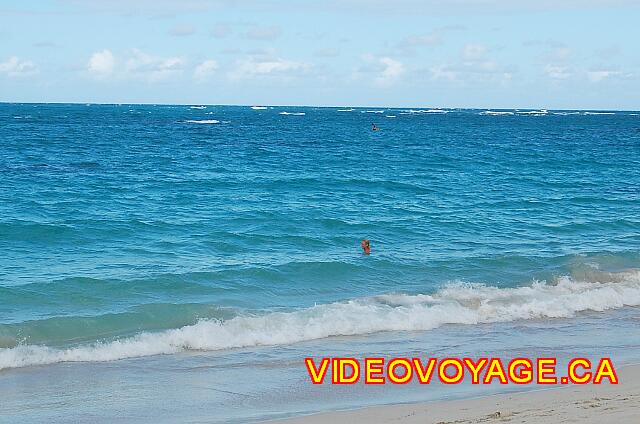 Republique Dominicaine Puerto Plata Viva Playa Dorada La pendiente es bastante rápido en el mar. El bañista en el centro de la fotografía es de menos de 15 metros a cabo.