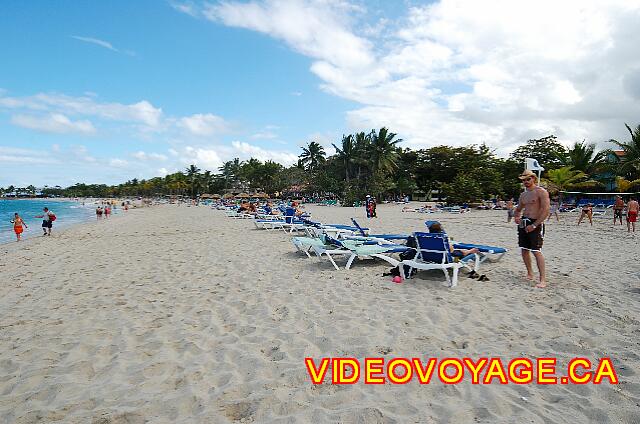 Republique Dominicaine Puerto Plata Viva Playa Dorada Una playa bastante profunda. Varias sillas movidas por los clientes en el centro de la playa. No son en realidad Parasol.