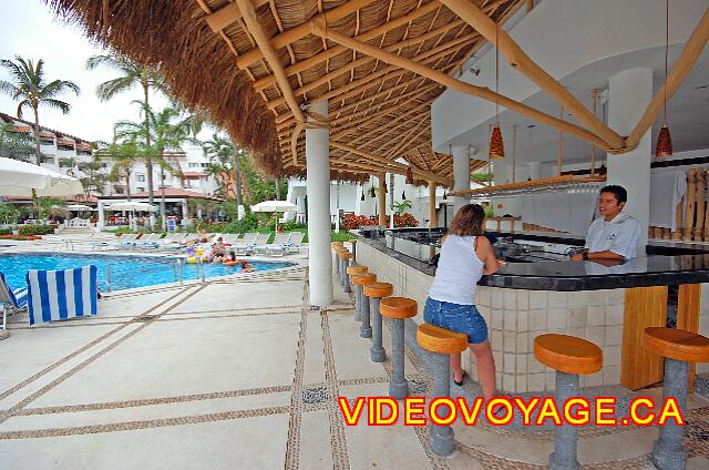 Mexique Puerto Vallarta Buenaventura Grand The bar between the beach and the main pool is open during the day and late at night.