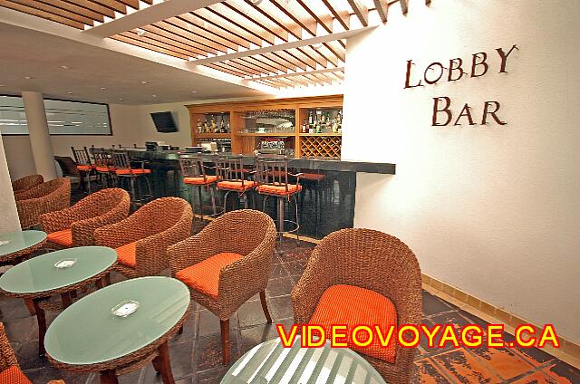 Mexique Puerto Vallarta Buenaventura Grand Le Lobby bar est ouvert en fin d'après midi et en soirée.