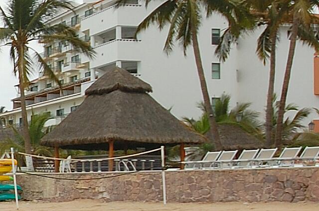 Mexique Puerto Vallarta Buenaventura Grand The Cabaña bar on the beach, but the stairs down to the beach is loins bar. In low season, the bar is closed.