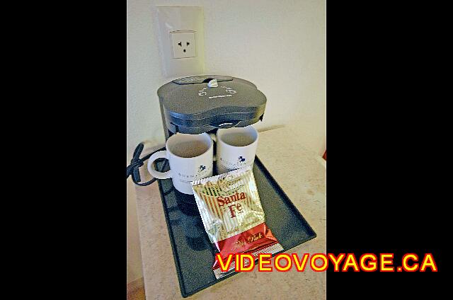 Mexique Puerto Vallarta Buenaventura Grand Coffee for 2 cups and coffee. Above, a current standard 110-volt outlet in North America.