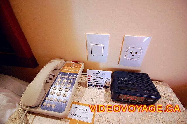 Mexique Puerto Vallarta Buenaventura Grand An alarm clock, telephone and a 110-volt outlet.