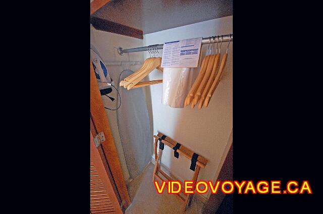 Mexique Puerto Vallarta Buenaventura Grand The wardrobe with ironing board, iron, ironing board, stand for luggage, bag and form to the laundry room.
