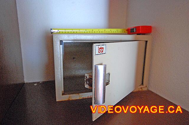 Mexique Puerto Vallarta Buenaventura Grand A safe wrench 35 centimeters wide and 23 centimeters high.