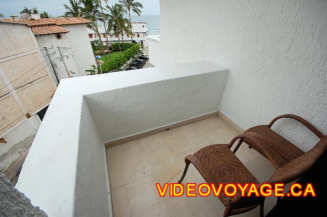 Mexique Puerto Vallarta Buenaventura Grand A small-scale balcony. The balconies facing the ocean, but only a portion have a complete view.