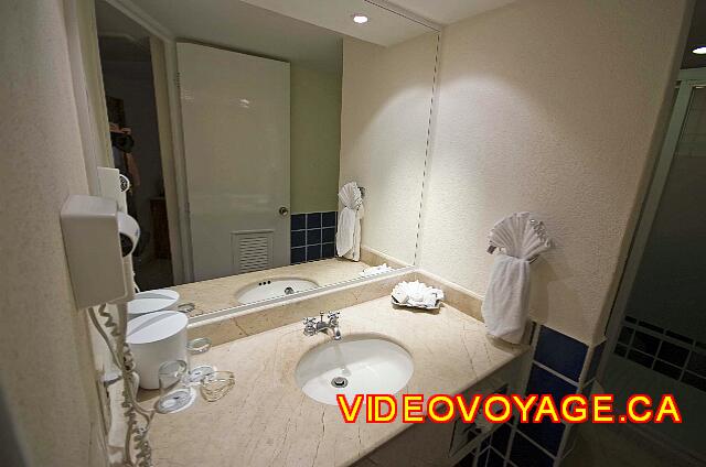 Mexique Puerto Vallarta Buenaventura Grand The counter of the bathroom average size, a large mirror and bright lights.