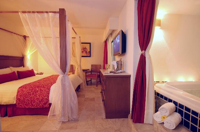 Mexique Puerto Vallarta Buenaventura Grand The room for the honeymoon Tourbillon with a bath in the room.