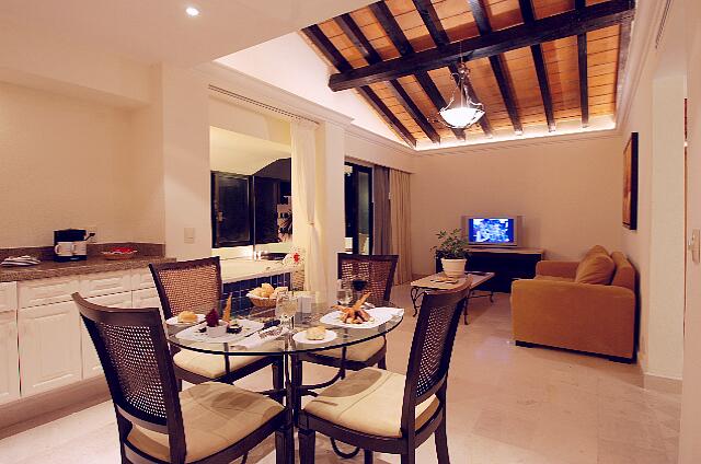 Mexique Puerto Vallarta Buenaventura Grand La sala de estar, el comedor y la bañera de hidromasaje en el solárium de la junior suite en el nivel superior.