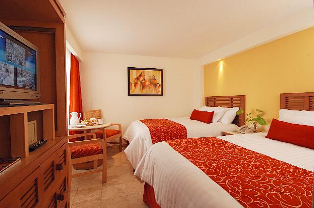 Mexique Puerto Vallarta Buenaventura Grand Here the standard room with 2 double bed but furniture to the TV.