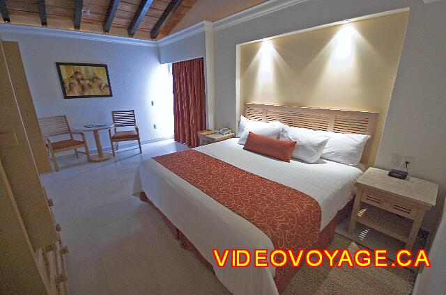 Mexique Puerto Vallarta Buenaventura Grand The standard room with a king bed and furniture for the TV.