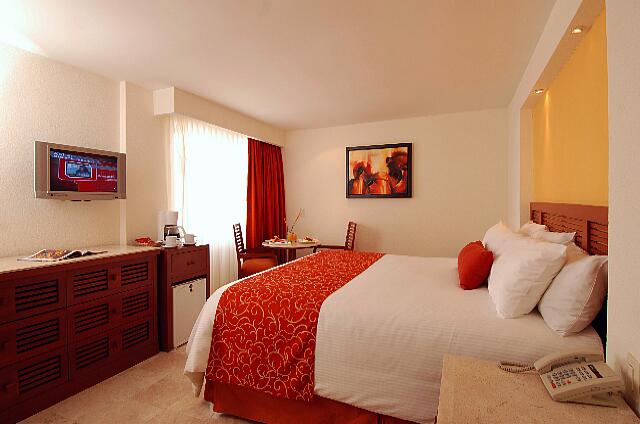 Mexique Puerto Vallarta Buenaventura Grand La habitación estándar con una cama de matrimonio en los primeros niveles.