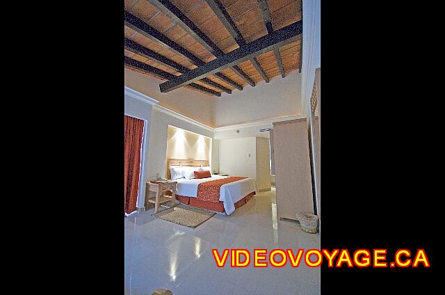 Mexique Puerto Vallarta Buenaventura Grand La habitación estándar con una cama doble en el nivel superior.