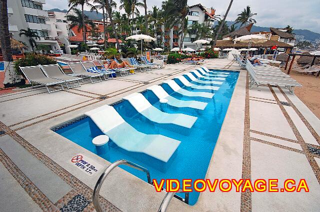 Mexique Puerto Vallarta Buenaventura Grand A swimming pool with sun loungers with a pillar to drop consumption near the beach With a depth of 0.5 meters.