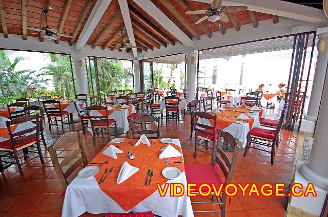 Mexique Puerto Vallarta Buenaventura Grand Le restaurant buffet principal se trouve au premier niveau de l'hôtel.