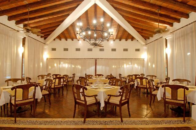 Mexique Puerto Vallarta Buenaventura Grand The only air-conditioned restaurant of the hotel.