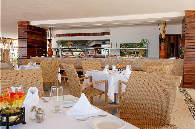 Mexique Puerto Vallarta Buenaventura Grand The Beach Club Restaurant is open only during the day, the evening is a la carte restaurant under another name.
