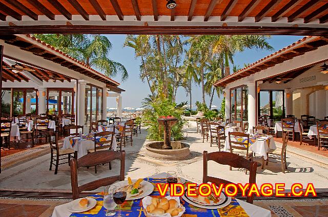 Mexique Puerto Vallarta Buenaventura Grand De tamaño mediano, la sala en forma de U habitación con unas cuantas mesas fuera en la terraza.