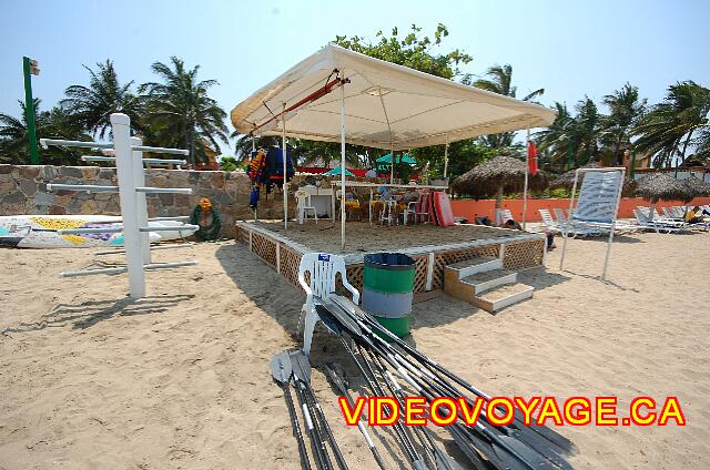 Mexique Bucerias Royal Decameron Vallarta Le Club nautique avec les équipements de sport non motorisé.