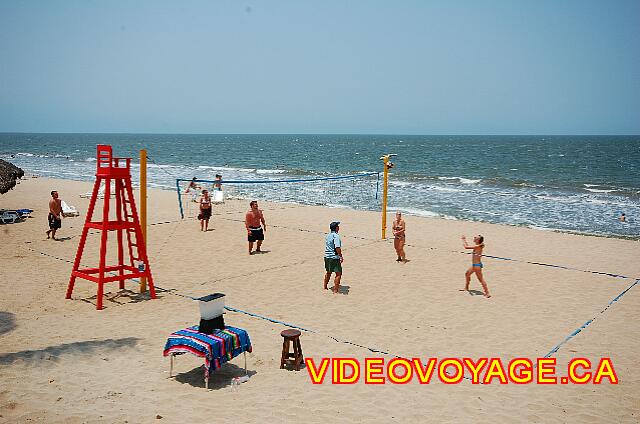 Mexique Bucerias Royal Decameron Vallarta Plusieurs fois par jour, des clients jouent au volleyball.