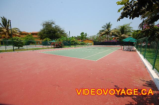 Mexique Bucerias Royal Decameron Vallarta Un des nombreux terrains de tennis.