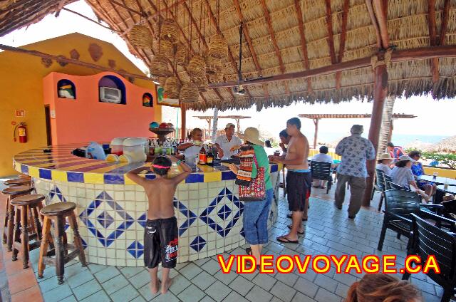 Mexique Bucerias Royal Decameron Vallarta Une petite terrasse et quelques sièges autour du bar.