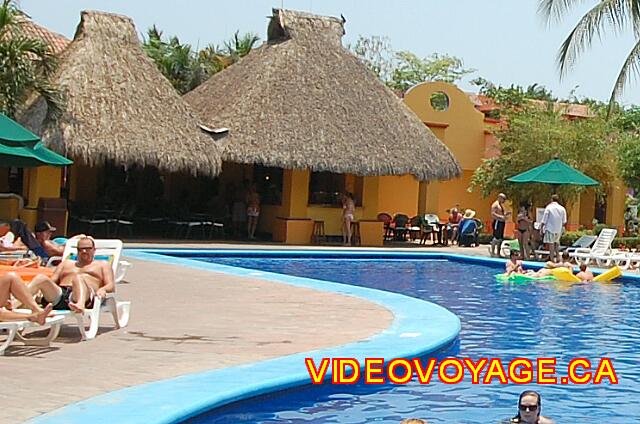 Mexique Bucerias Royal Decameron Vallarta Le bar de la piscine numéro 4 est situé à l'extrémité de la piscine.