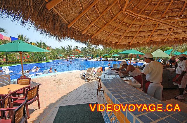 Mexique Bucerias Royal Decameron Vallarta Le bar La Diligencia est situé dans la section la plus récente. Quelques tables sur la terrasse et quelques sièges autour du bar.