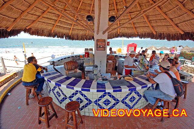 Mexique Bucerias Royal Decameron Vallarta Plusieurs sièges autour du bar.