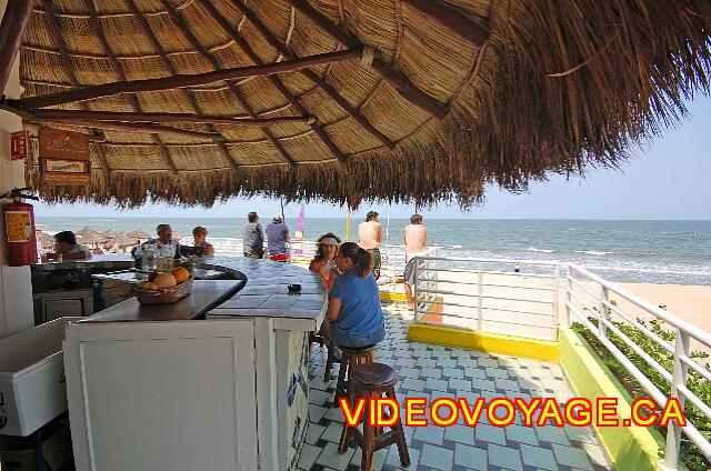 Mexique Bucerias Royal Decameron Vallarta Le bar numéro 2 est situé entre la plage et la piscine numéro 2.