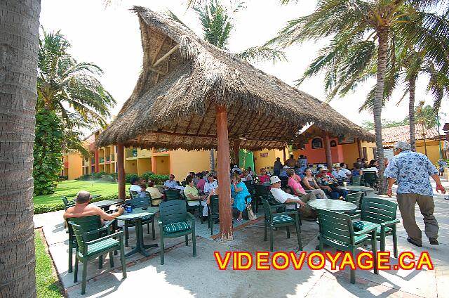 Mexique Bucerias Royal Decameron Vallarta Le bar numéro 3 est aussi situé entre la plage et la piscine numéro 3.