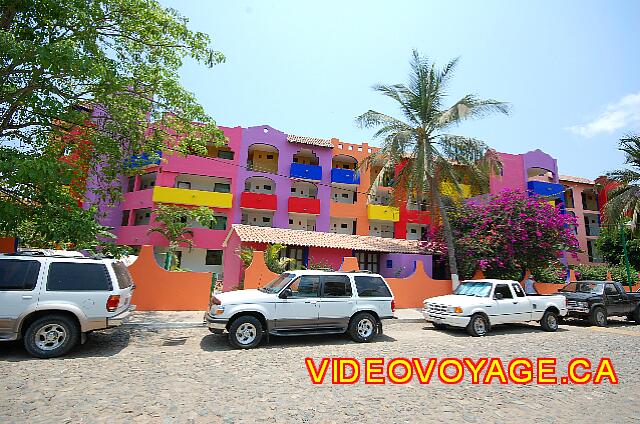 Mexique Bucerias Royal Decameron Vallarta Certaines parties des batiments 2, 3 et 4 ont le corridor directement avec la vue sur la rue, ce qui est plus bruyant, surtout les chambres près du Lobby Flamingos, avec le stationement d'autobus.