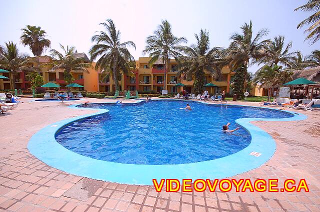 Mexique Bucerias Royal Decameron Vallarta 3 The pool is a small pool with a large terrace around. A bar is available between the beach and the pool. A similar number of sun loungers and parasols that the first two pools.