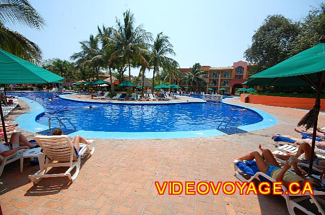 Mexique Bucerias Royal Decameron Vallarta A U-shaped pool along the frontage of the building which habritent rooms.