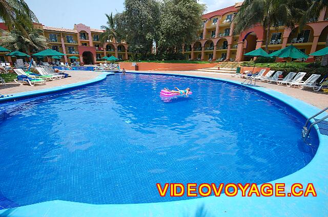 Mexique Bucerias Royal Decameron Vallarta A higher number of sun loungers and parasols on the terrace around the pool.